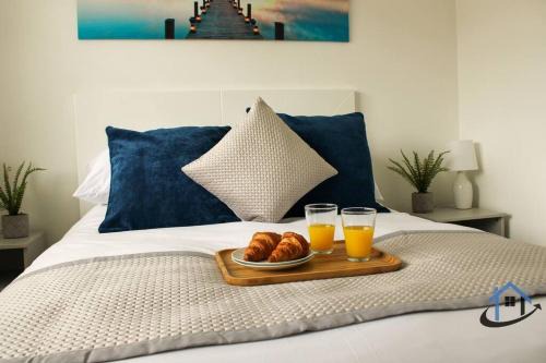 Kettering Casa | Beckleigh House, Kettering king or twin beds free parking x3