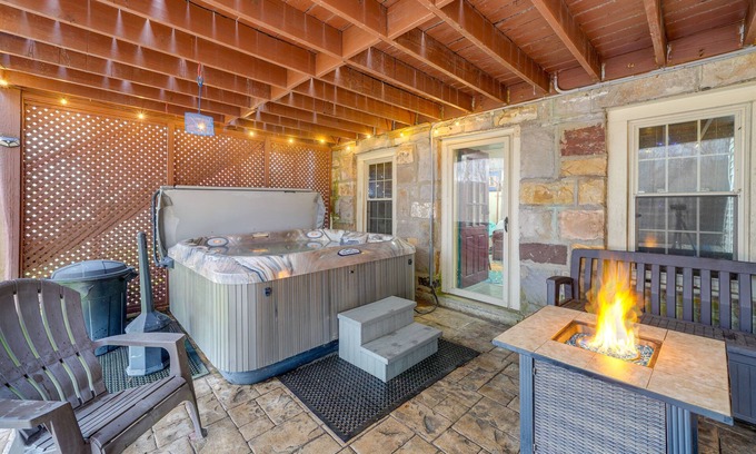 Beckley Apartamento | Beckley Studio w/ Private Hot Tub & Home Gym!