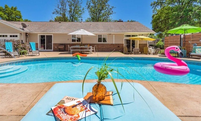 Ballwin Casa | Piscina de agua salada, toda la casa!