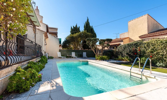 Port-Saint-Louis-du-Rhone Cama Y Desayuno | Bed and Breakfast 'Salamandre Chambre D'hote' con piscina compartida, Wi-Fi y aire acondicionado