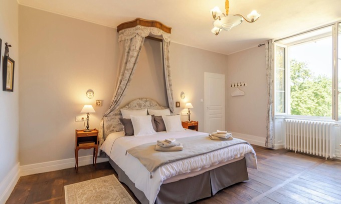 Savignac-les-Eglises Cama Y Desayuno | Alojamiento y desayuno 'La Romantique' con terraza compartida, jardín compartido y Wi-Fi