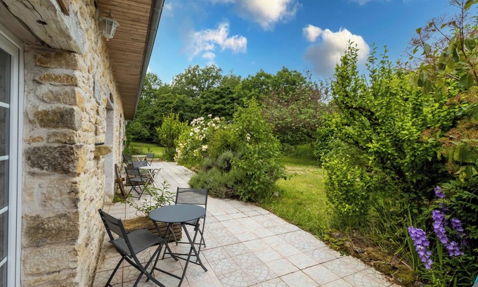 Auriac-du-Perigord Cama Y Desayuno | Alojamiento y desayuno "Chambre Millepertuis" con terraza y jardín compartidos