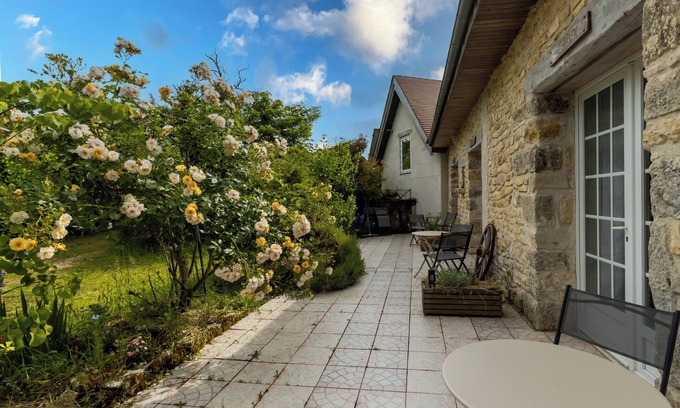 Auriac-du-Perigord Cama Y Desayuno | Alojamiento y desayuno "Chambre Chardon" con terraza y jardín compartidos
