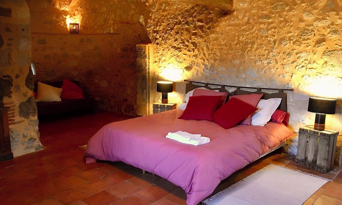 Saint-Hilaire-de-Lusignan Cama Y Desayuno | Bed and Breakfast Four à Pruneaux