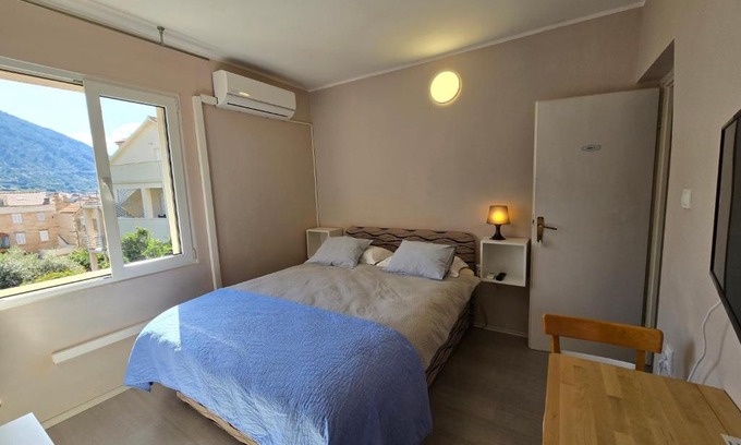 Komiza Cama Y Desayuno | Bed and Breakfast BLUE in BLUE, Room GREEN +