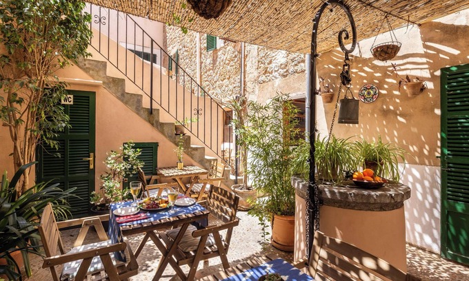 Banyalbufar Cama Y Desayuno | Alojamiento y desayuno 'Can Busquets Suite' con vistas al mar, Wi-Fi y aire acondicionado