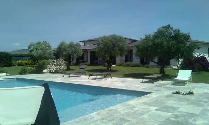 Aleria Cama Y Desayuno | Bed and Breakfast 'Chambre 2' with Mountain View, Shared Pool and Wi-Fi