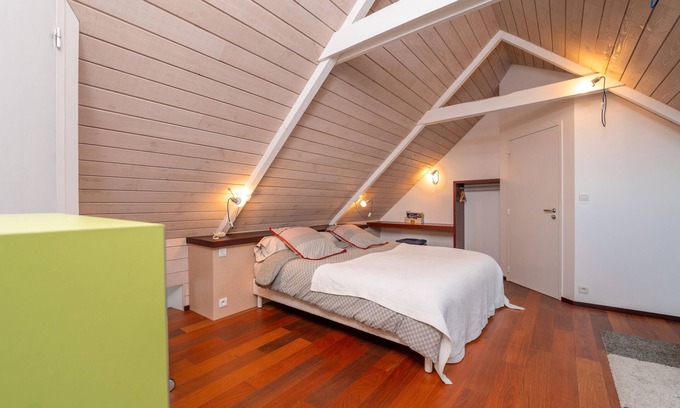 Arzano Cama Y Desayuno | Alojamiento y desayuno 'Chambre Campanule' con piscina compartida, terraza compartida y Wi-Fi