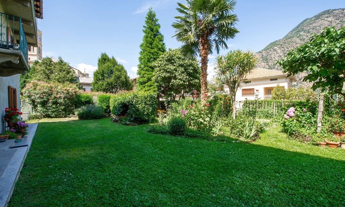 Issogne Cama Y Desayuno | Alojamiento y desayuno 'Il Pellegrino' con vistas a la montaña, jardín compartido y Wi-Fi