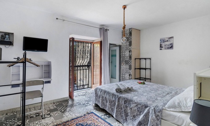 Seiano Cama Y Desayuno | Alojamiento y desayuno 'Camera Claudius In Villa Vista Mare' con terraza compartida y Wi-Fi