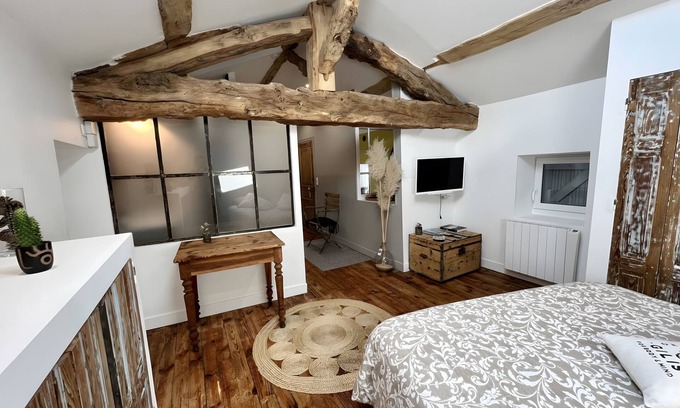 Ennezat Cama Y Desayuno | Bed and Breakfast 'Pampa' with Shared Terrace, Shared Garden and Wi-Fi