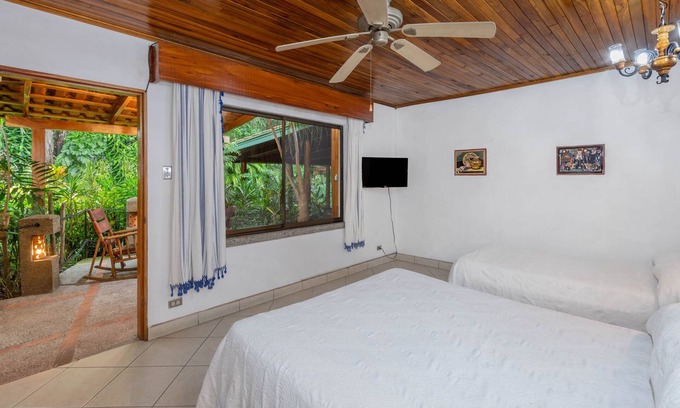 Escazú Cama Y Desayuno | Bed and Breakfast, posada de la Costa Verde.