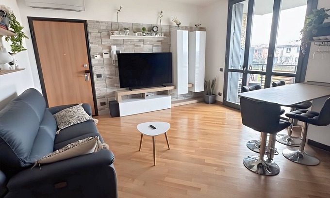 Bergamo Apartamento | Bed & Bergamo Holiday Home in neighborhood surrounded by greenery, 5km from the airport!