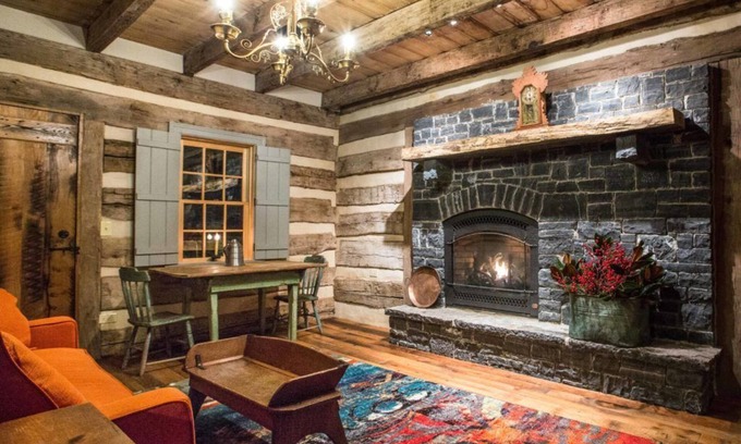 Staunton Cama Y Desayuno | Bed&Breakfast in a 1795 Log Cabin on working farm, Honorable Jacob Swoope Suite
