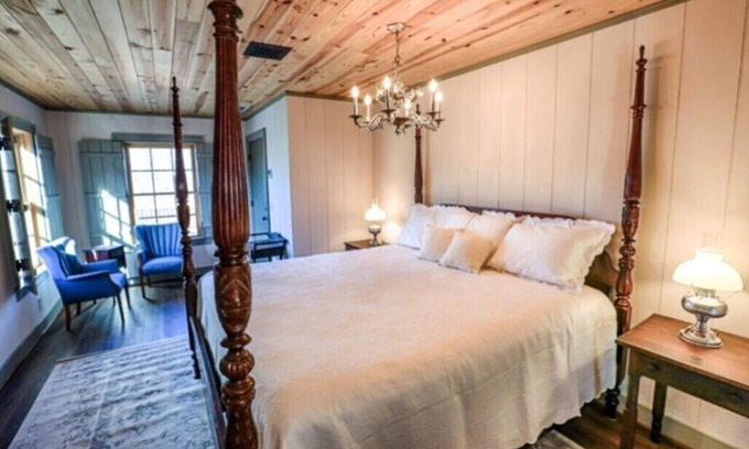 Staunton Cama Y Desayuno | Bed & Breakfast in a 1795 Log Cabin on working farm, Eliza Trent Swoope Suite