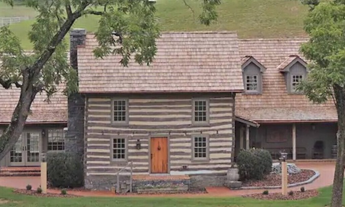 Swoope Cama Y Desayuno | Bed & Breakfast in a 1795 Log Cabin on working farm, George Washington, Sr Suite