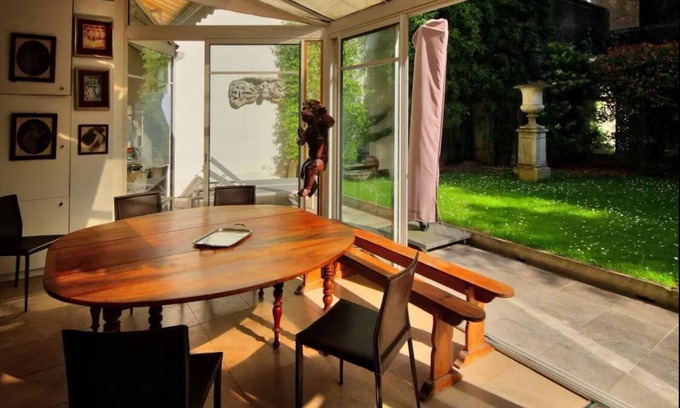 Porte-Dauphine Casa | Bedroom and small study on veranda overlooking quiet garden