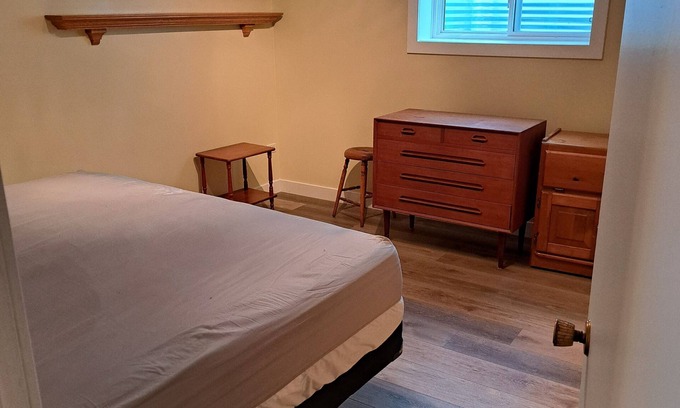 Division No. 8 Otro | Bedroom for rent, short or long term. Close to Gull Lake and Lacombe.
