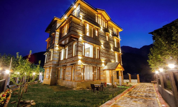 Manali Chalet De Esquí | Bedroom in a stone and wood chalet admist apple garden
