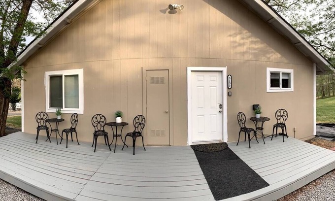Hornbrook Apartamento | Bedroom with Fire Pit, BBQ+Deck on Klamath River