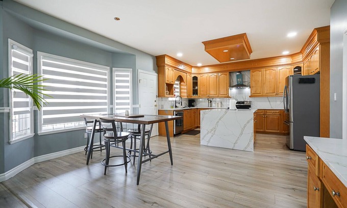 Surrey Newton Casa | bedroom with large patio🏡