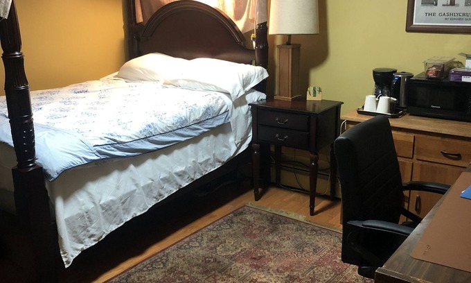 Hyde Park Apartamento | Bedroom with private full bathroom, linen and towels are provided.