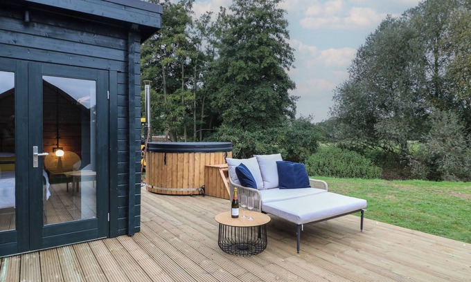 North Luffenham Cabaña | BEE HIVE, pet friendly, with hot tub in Edith Weston
