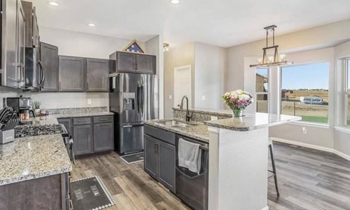 Pueblo West Casa | Bee Our Guest * Entire 3 Bedroom Place * Lots of Natural Light
