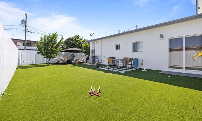 Gladeview Casa | Bee Our Guest-Free Parking-Private Fence Turf/Patio-Grill--Fire Pit