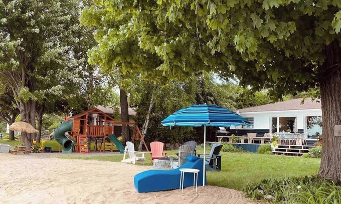 Fenelon Falls Cabaña | Bee's Luxury BeachHouse - Hot tub, Sauna, Playground, & Game room