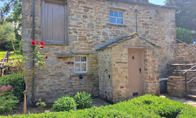 Worton Cabaña | Beebole Cottage, cosy 17th century cottage in heart of Yorkshire Dales near lake