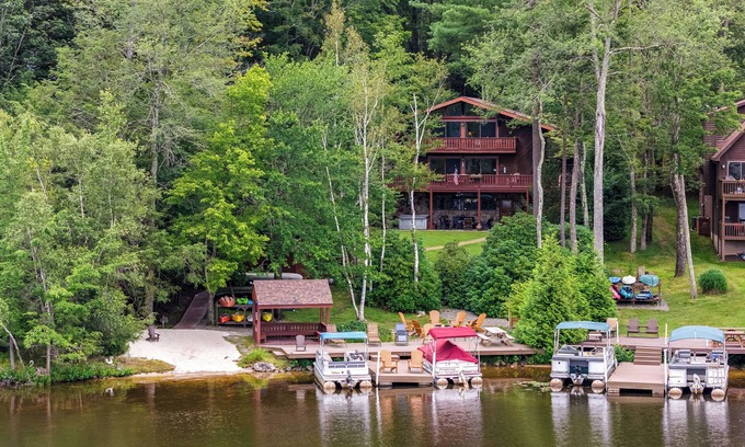 Drums Casa | Beech Mt Lakefront Gem! Hot Tub, Kayaks, Billiards