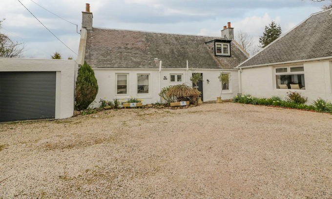 Troon Cabaña | BEECH TREE, pet friendly, with hot tub in Troon