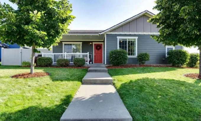 Rathdrum Casa | BeeCozy Cottage-Near Silverwood & Lakes! 3 bedroom & 2 baths!