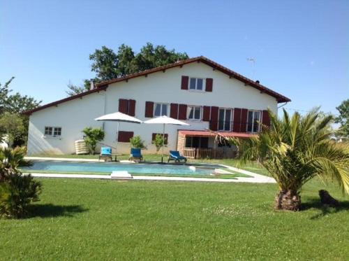 Domezain-Berraute Apartamento | Bel appartement T3 dans maison basque avec vue sur montagne