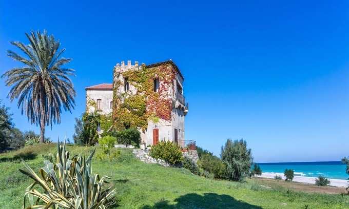 Santa Caterina Dello Ionio Marina Casa | Apartamento con jardín, directamente junto al mar