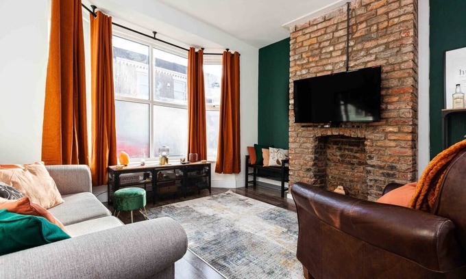 Liverpool Casa | 3 Floors + Loft | 2 Mins to Train | Patio | Parking