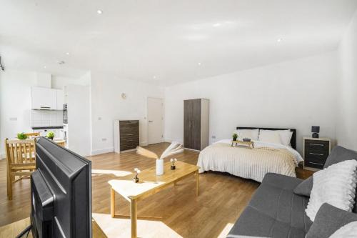 Borehamwood Apartamento | Belgravia Apartments - Spacious Private Studio 89 with parking