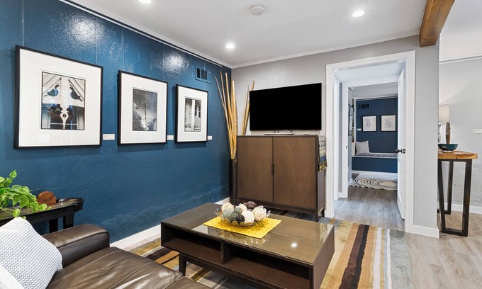 Greater Belhaven Casa | Belhaven Arts Hideaway: 1932 craftsman guest suite featuring local artists