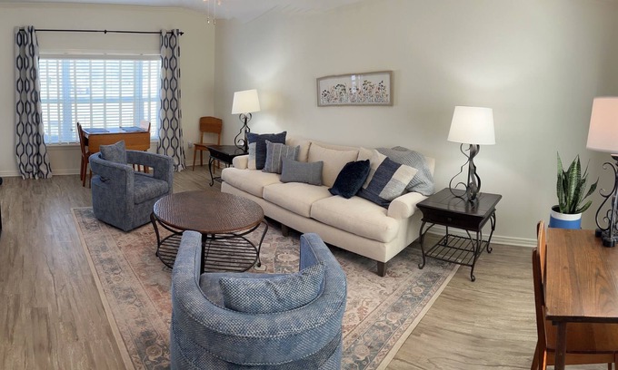 Jacksboro Casa | Belknap Guest House-One block from historic downtown square in Jacksboro, Texas