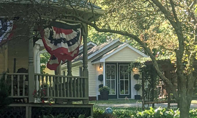Dickel Casa | Bell Buckle Guest House; Daffodil Belle