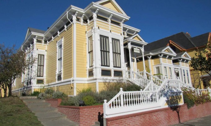 Downtown Casa | Bell Cottage at Carter House Inns