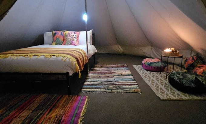 Durrington Alquiler De RV | Tienda de campaña-Communal washrooms-Vista al campo-Bell Tent