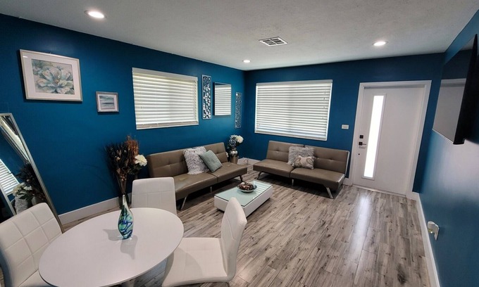 Biscayne Park Casa | Bella & Benito Casa