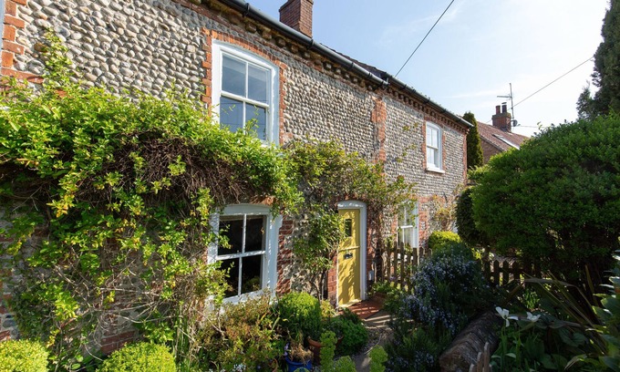 Stiffkey Cabaña | Bella's Cottage - a self catering cottage that sleeps 3 guests in 2 bedrooms