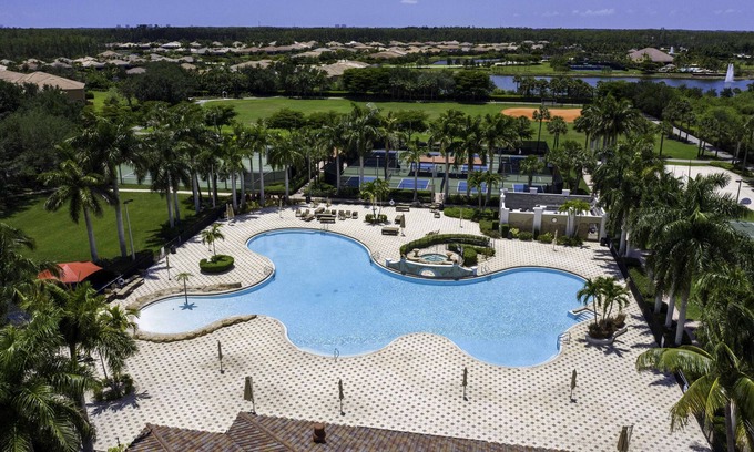 Biggar Condominio | Bella Terra - Top floor condo with Lake Views!