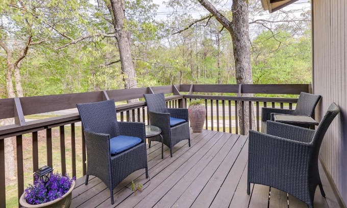 Bella Vista Casa | Bella Vista Townhome with Deck Near Back 40 Trails!