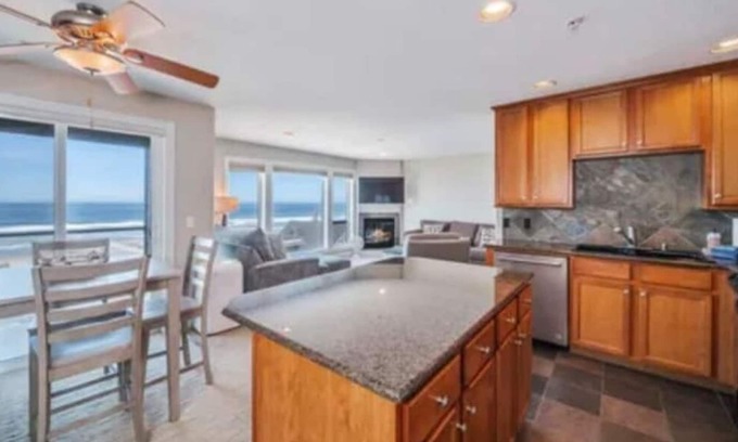 Rockaway Beach Condominio | Bella Vita: 2 Bed 2 Bath: Beach: Fireplace: Pet-Friendly