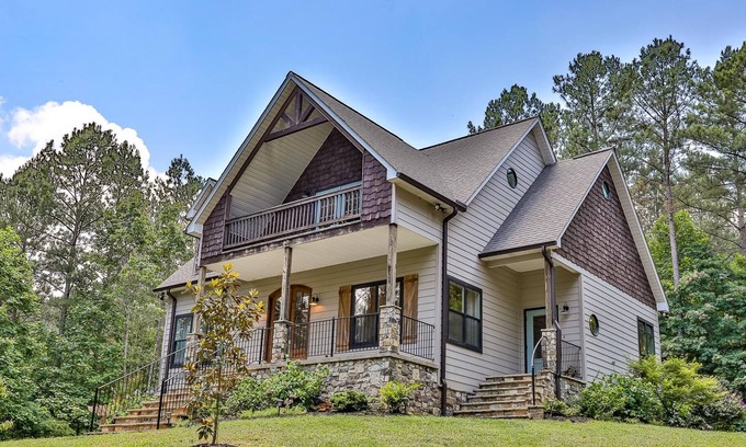 Blairsville Cabina | BELLA- VITA - Stunning Craftsman Farmhouse Mountain Home in gated community!