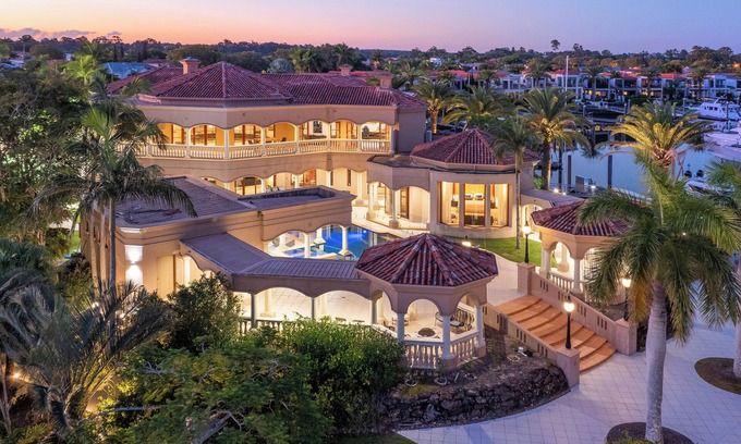 Gold Coast Casa | Bellagio Gold Coast / Luxury Mansion Waterfront